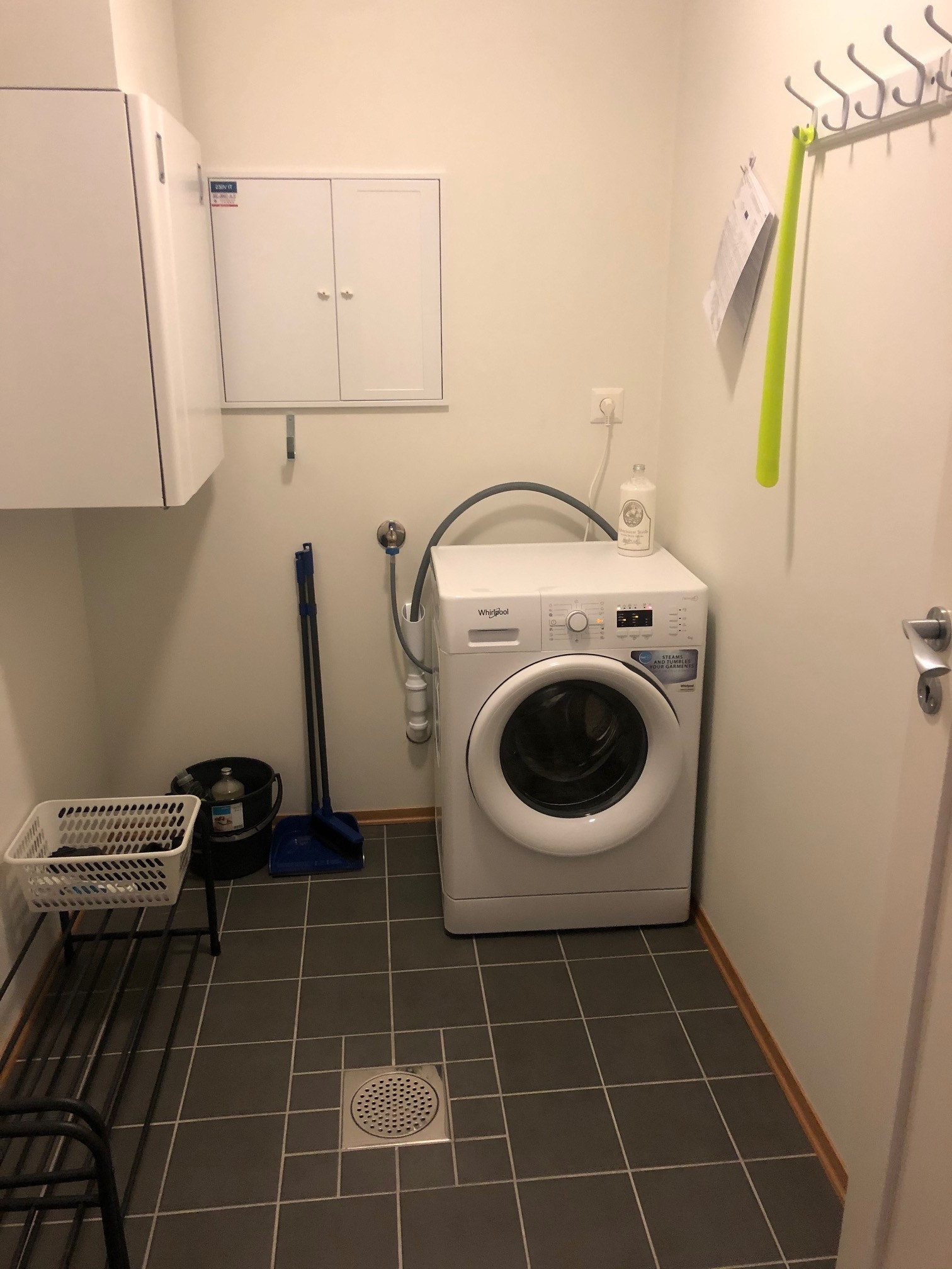 Romslig bod med vaskemaskin og plass til tørking av sko og klær Galleribilde