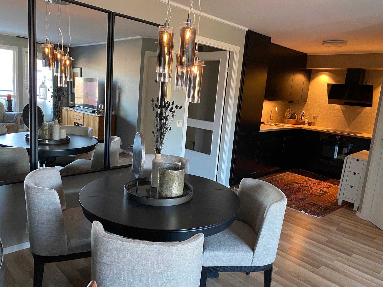 Spisestue mot kjøkken Galleribilde