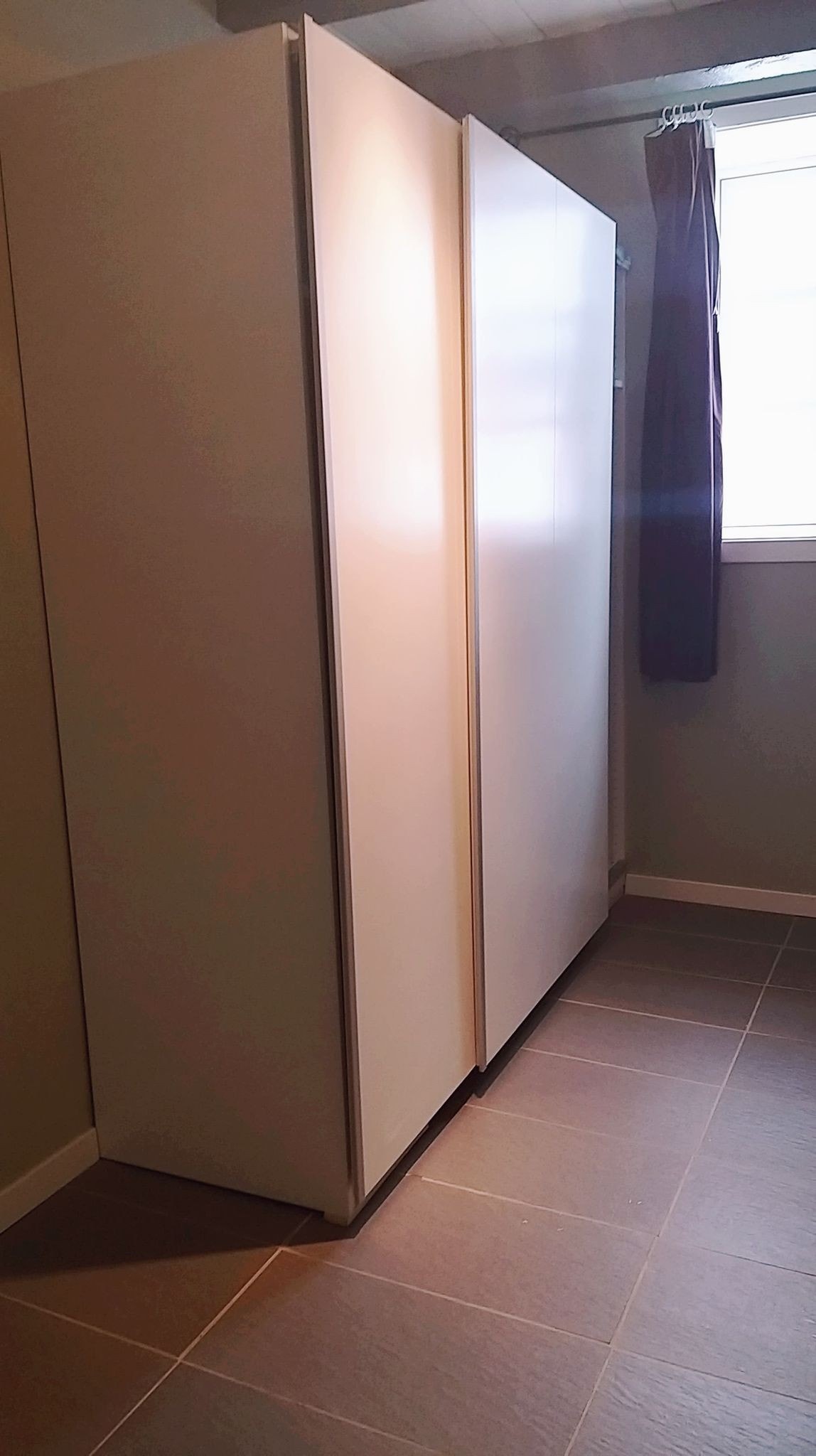 Soverom 1 mot vindu Galleribilde