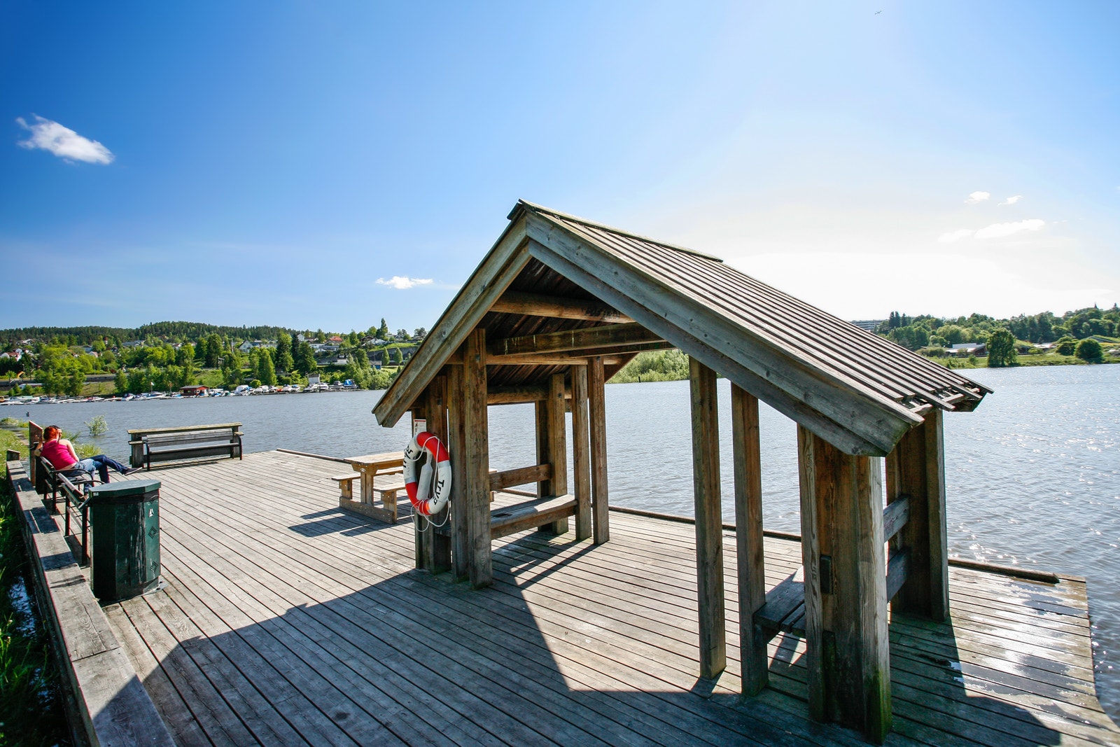 Fine rasteplasser med grillmuligheter langs vollen og Nitelva Galleribilde