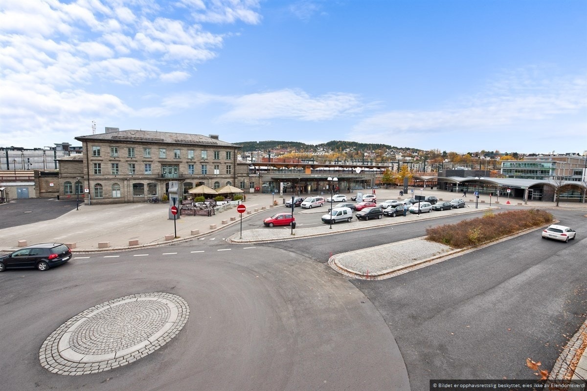 Lillestrøm stasjon med Garçon bakeri i forgrunn Galleribilde