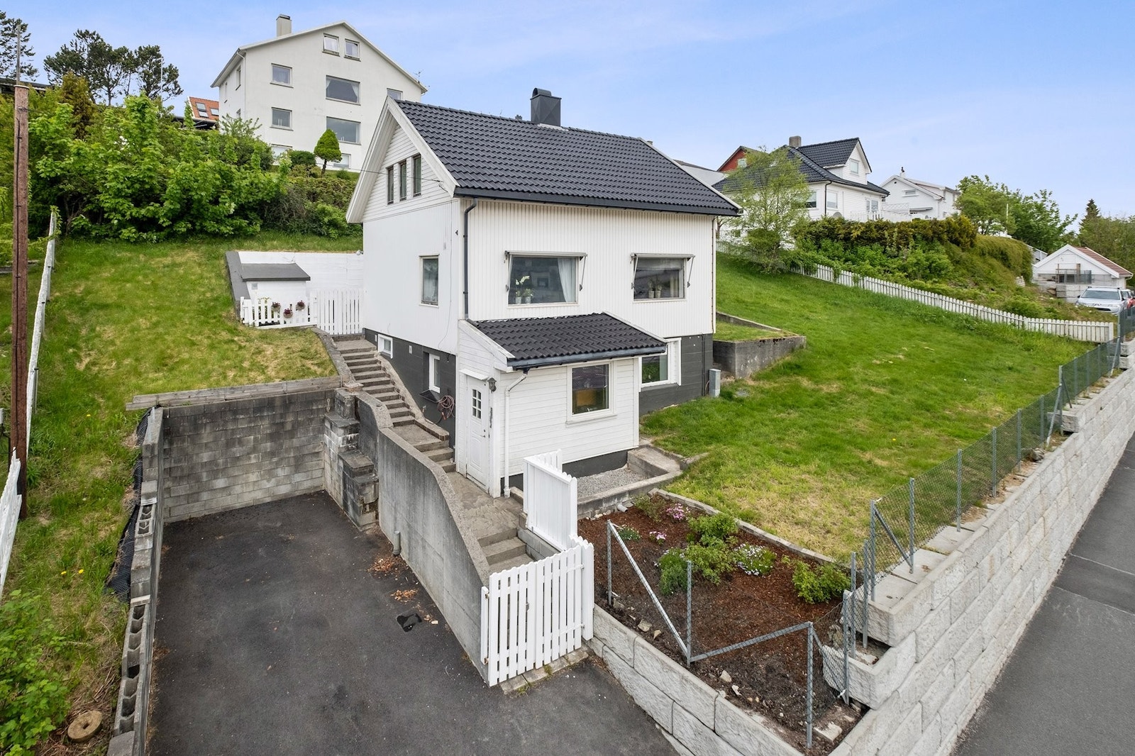 Parkering er mulig ved huset eller rett over veien på den kommunale gratis parkeringsplassen. Galleribilde