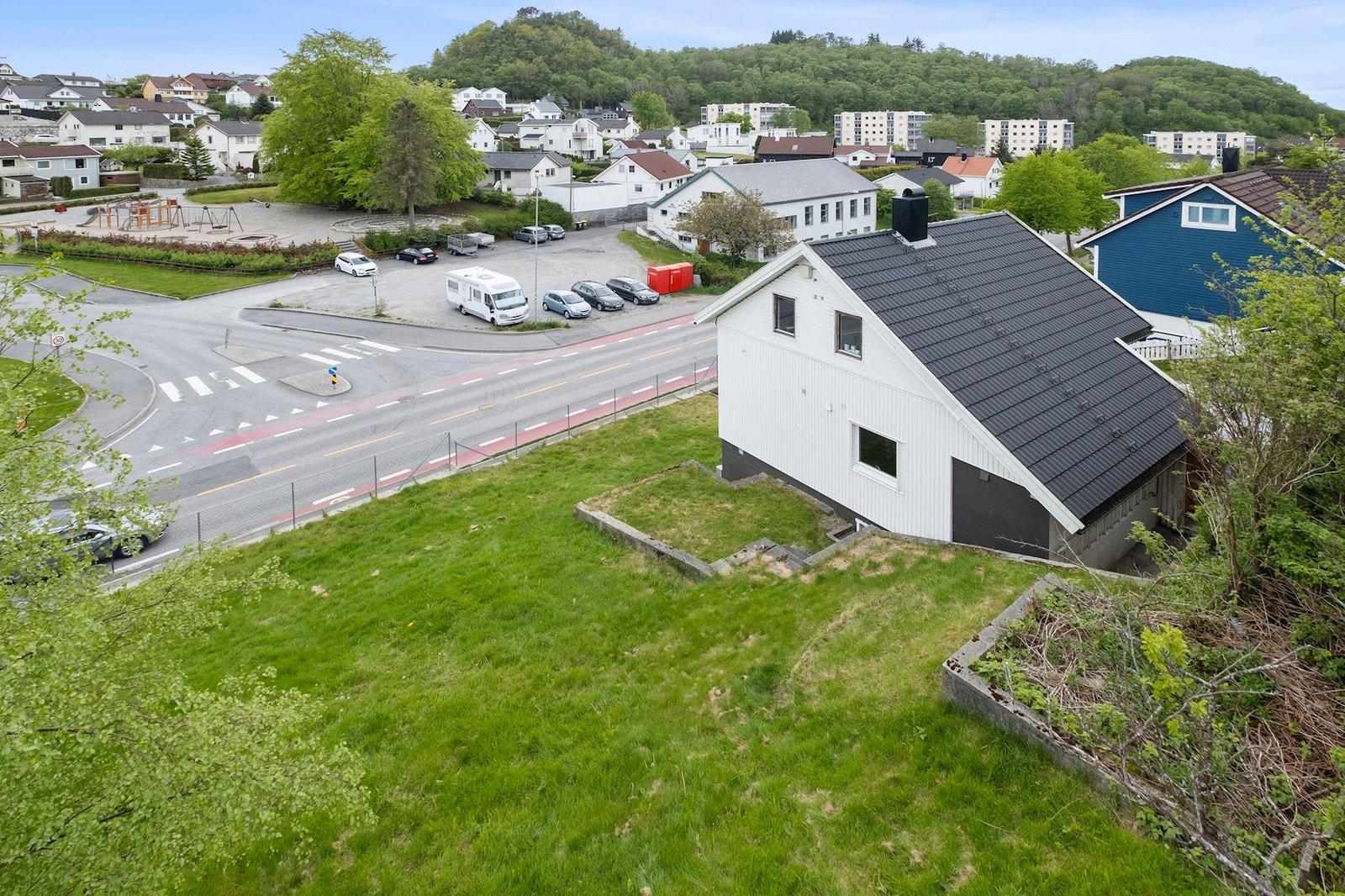 Parkering er mulig ved huset eller rett over veien på den kommunale gratis parkeringsplassen. Galleribilde