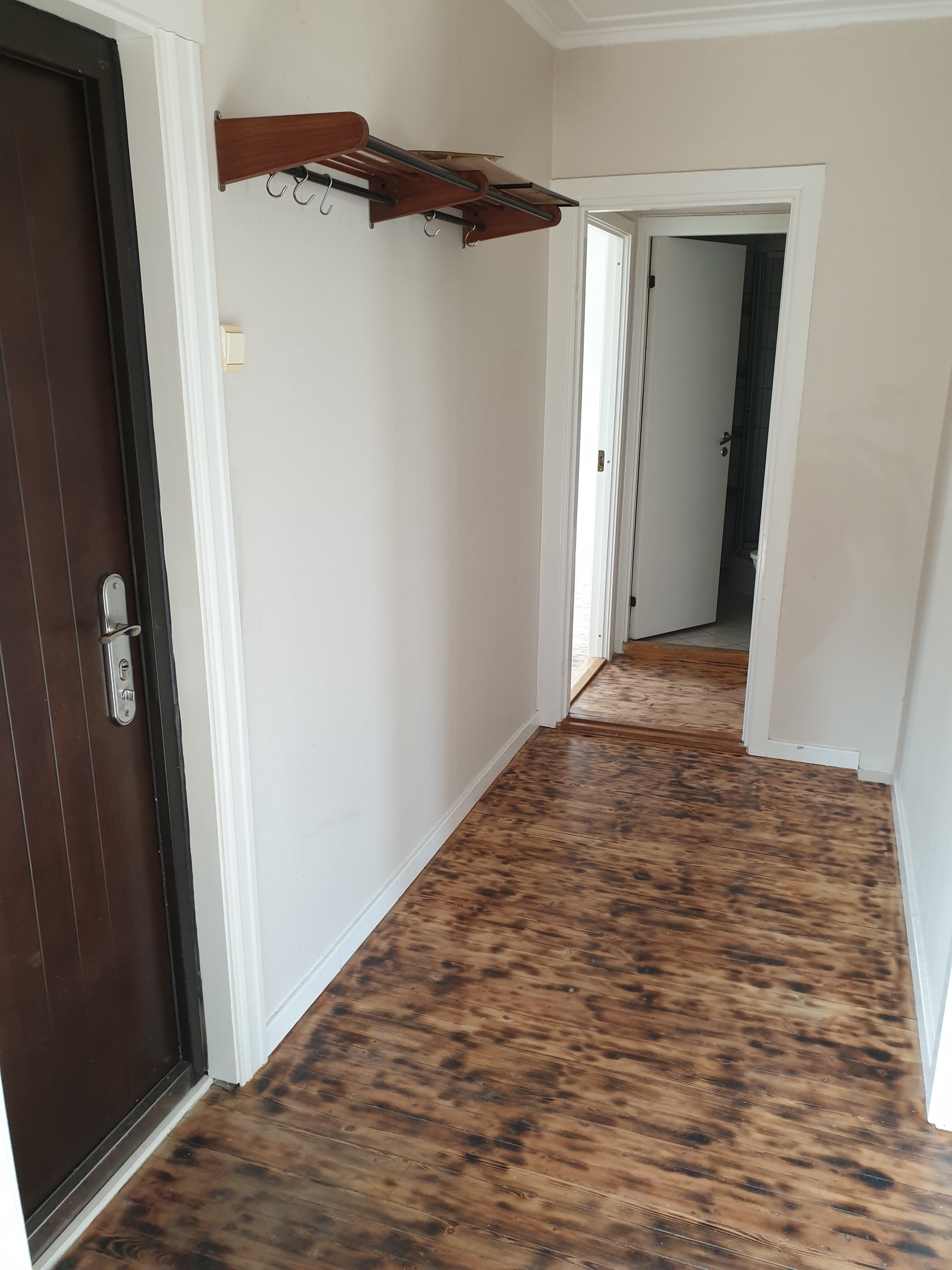 er en stor gang i leiligheten Galleribilde