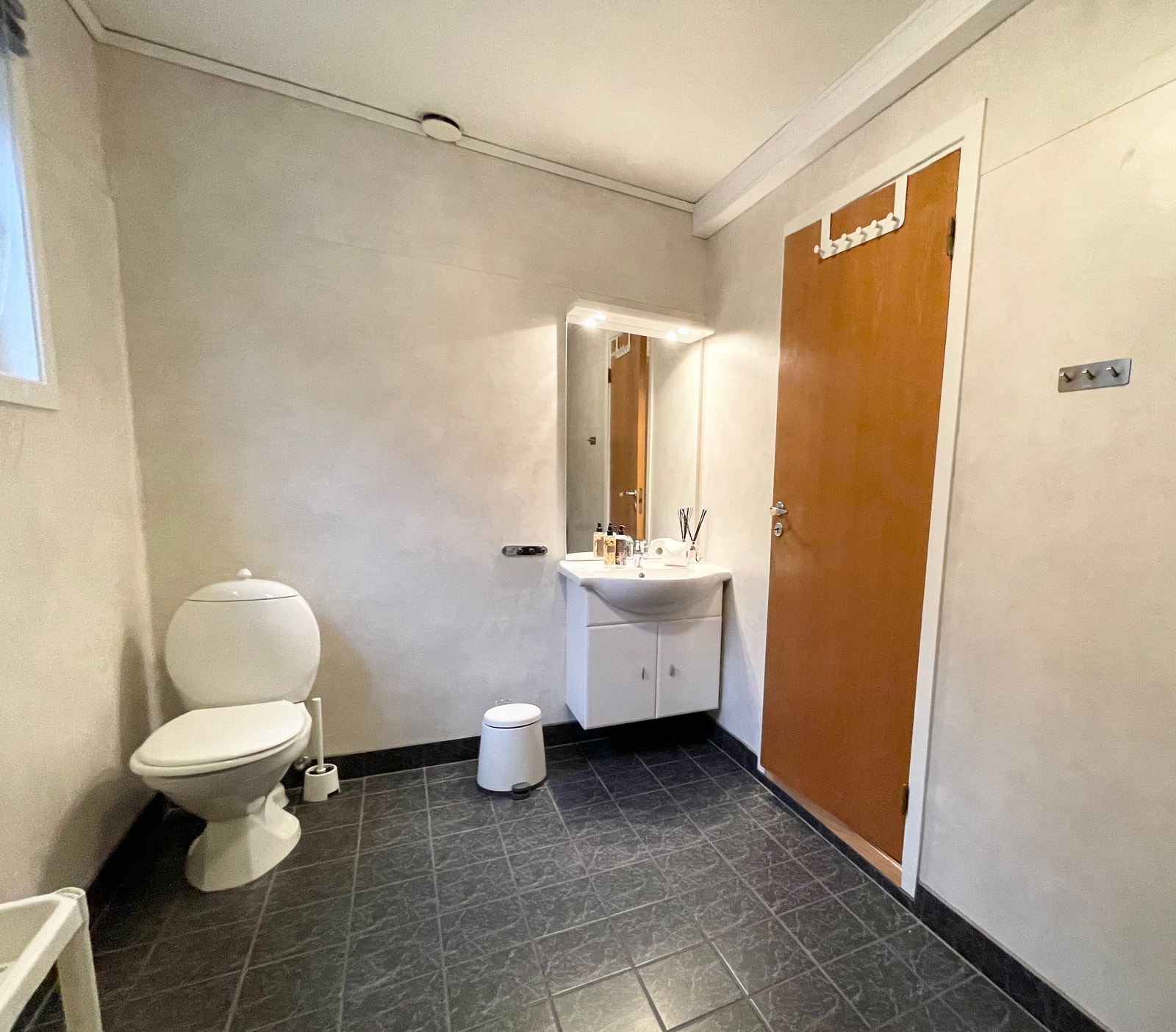 Bathroom with new washing machine (2021) Galleribilde