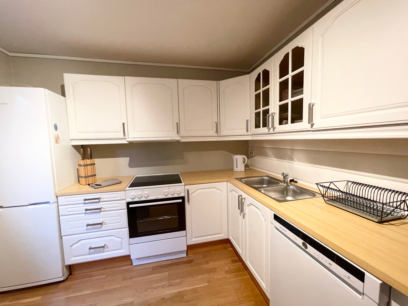 Kitchen with new oven (2021) and dishwasher (2021) Galleribilde