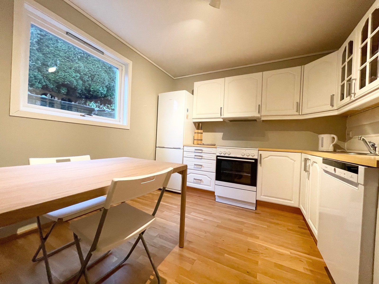 Kitchen with new oven (2021) and dishwasher (2021) Galleribilde