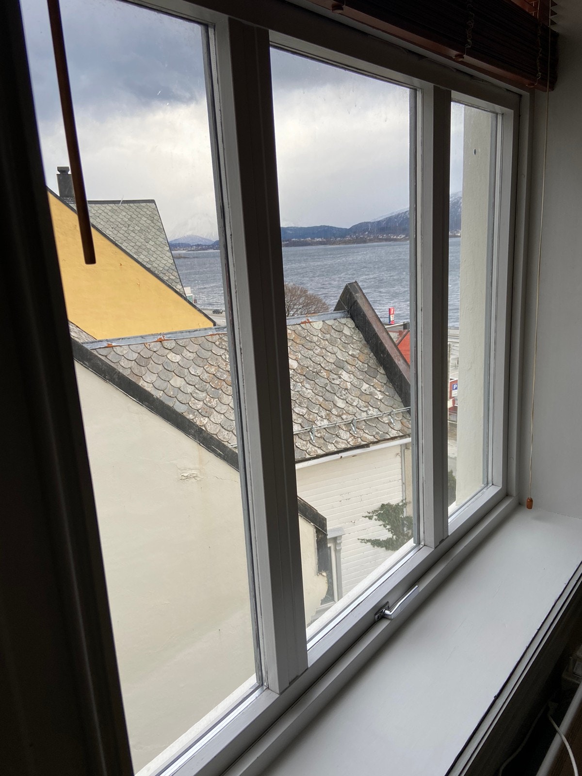 Det er også fin havutsikt fra stuen. Galleribilde