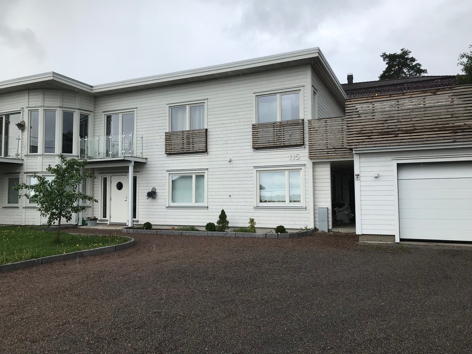 Leil. i de to nederste vinduene til høyre. Galleribilde