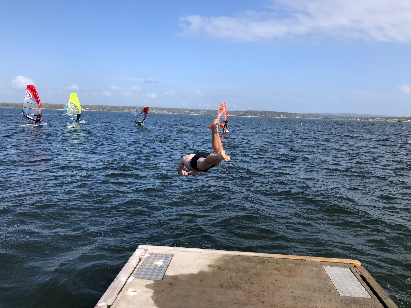 Møvik er et populært sted for windsurfere og badegjester Galleribilde