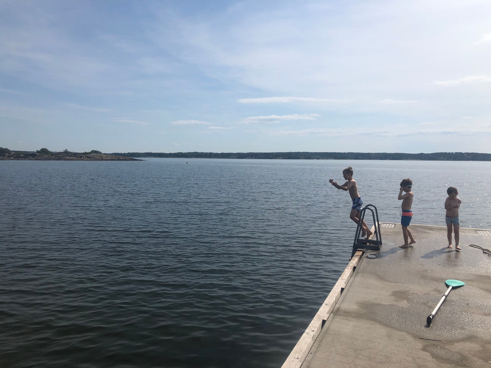 Det er stupedybde ytterst på badebryggen, og fint for småbarn å vasse på stranden Galleribilde