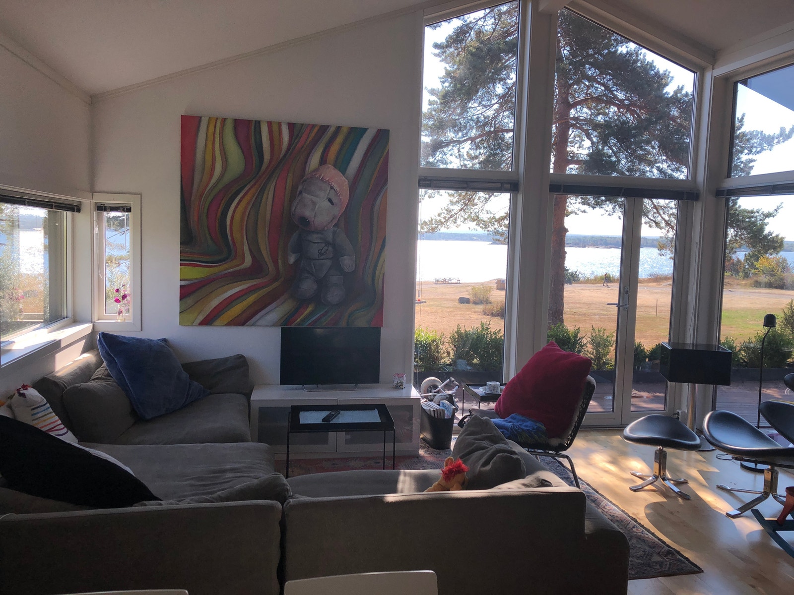 Stue med utsikt over lekeplassen og fjorden Galleribilde