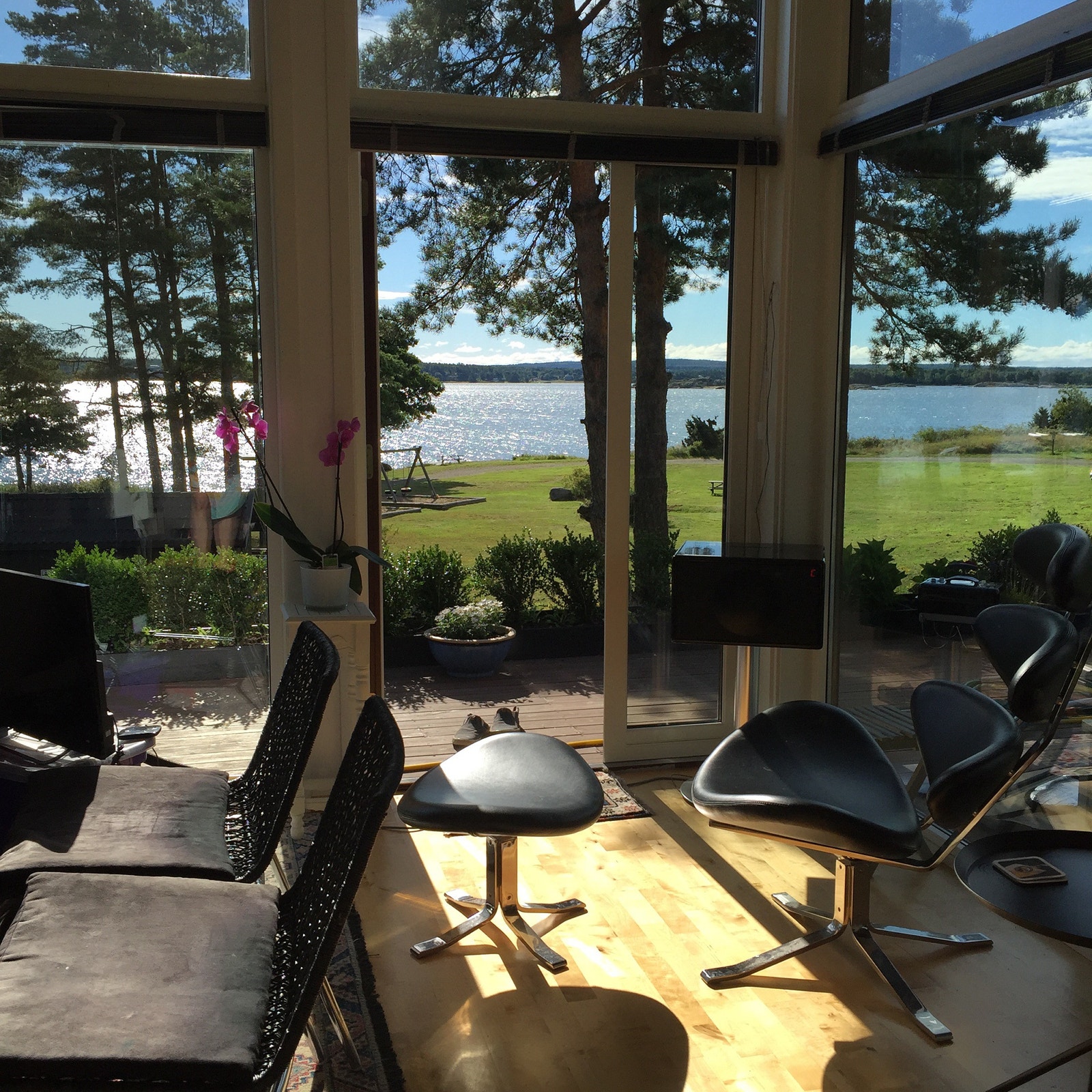 Stuen med utsikt over lekeplassen, badebrygge og fotballbanen. Galleribilde
