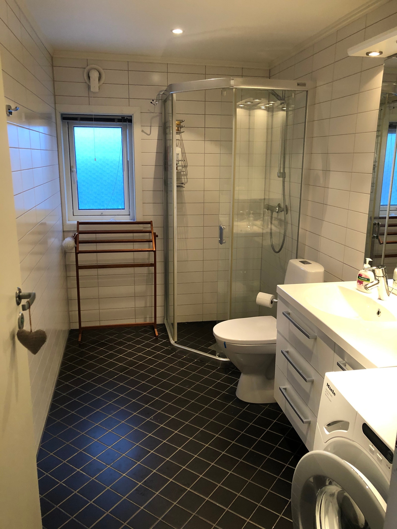 Bad med dusj, vaskemaskin, WC Galleribilde