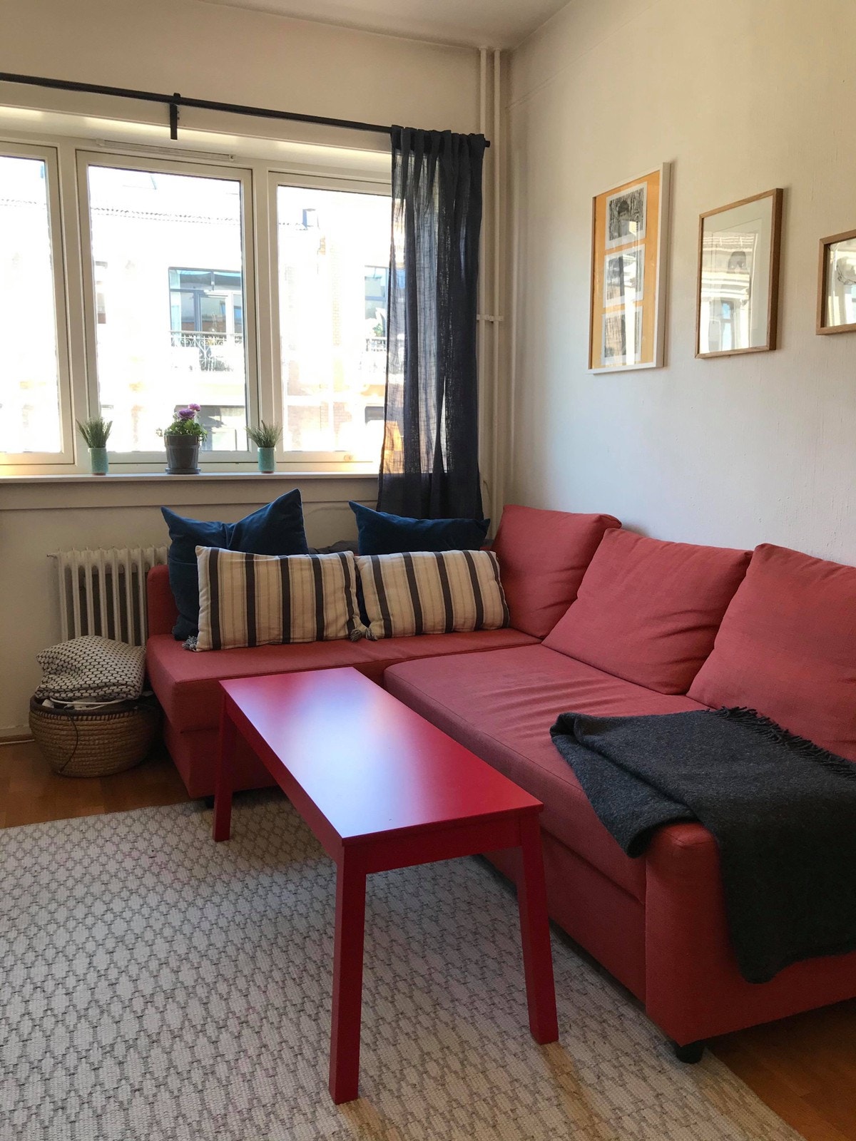 Eksempel på hvordan leiligheten tidligere har vært innredet.
Stuen/soverom Galleribilde