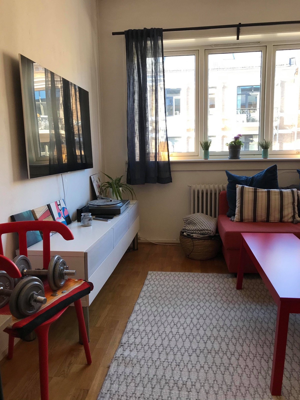 Eksempel på hvordan leiligheten tidligere har vært innredet. Stuen/soverom Galleribilde