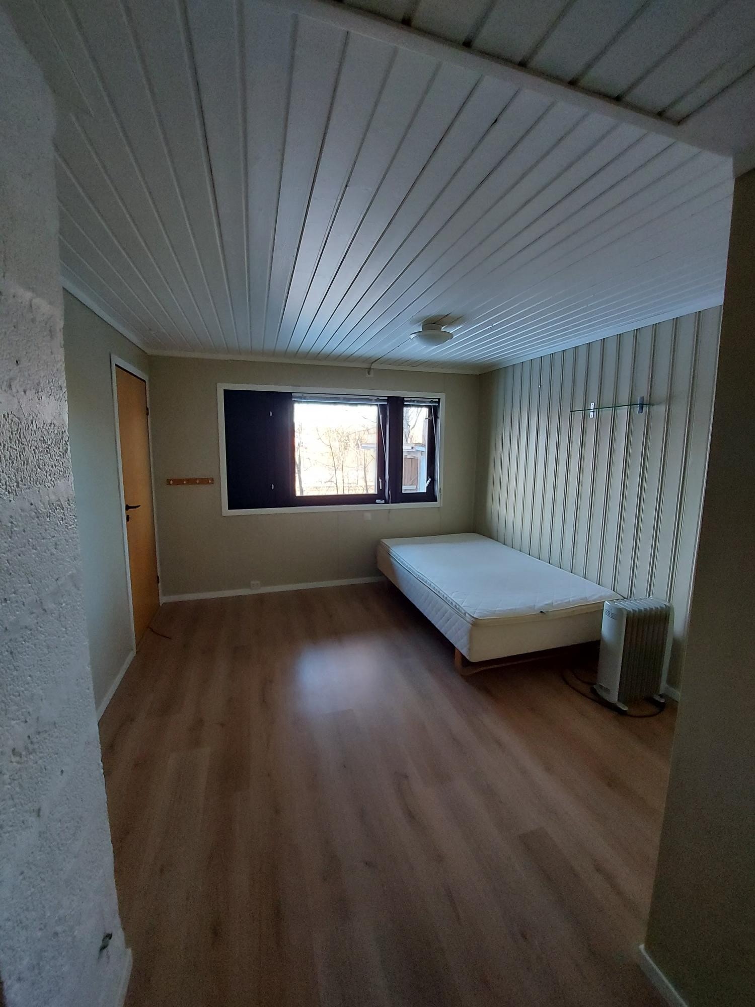 Stort rom med eget bad . Varmekabler Galleribilde