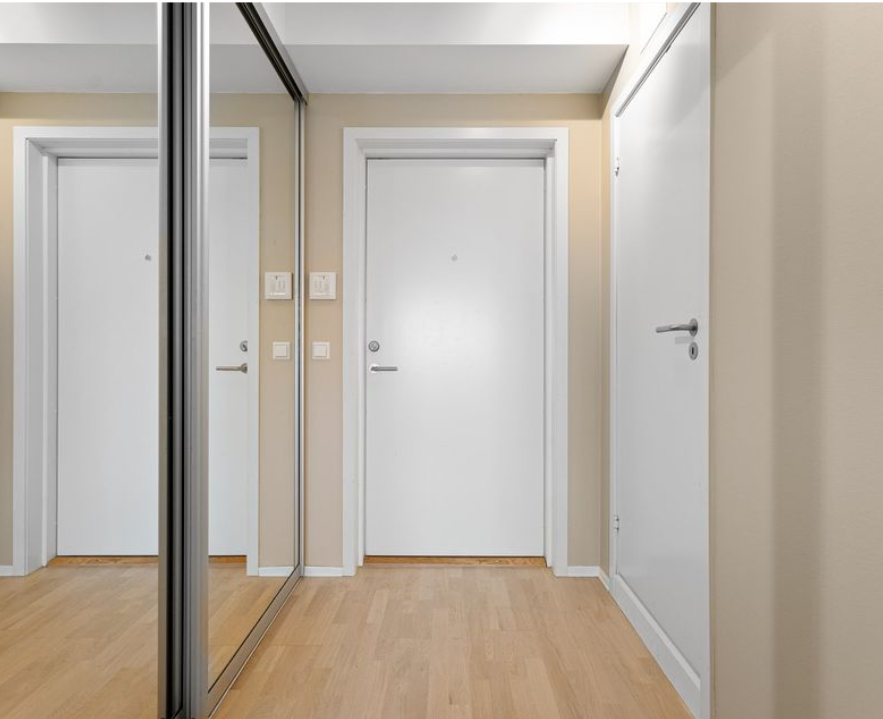 Entre mot inngangsdør. Stor skyvedørsgarderobe Galleribilde