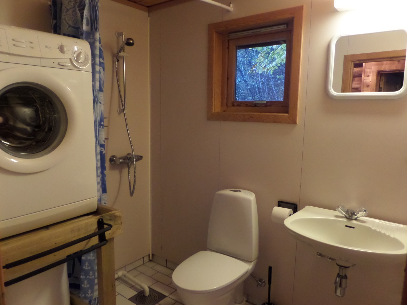 Bad med dusj. Vaskemaskin Hagen Galleribilde