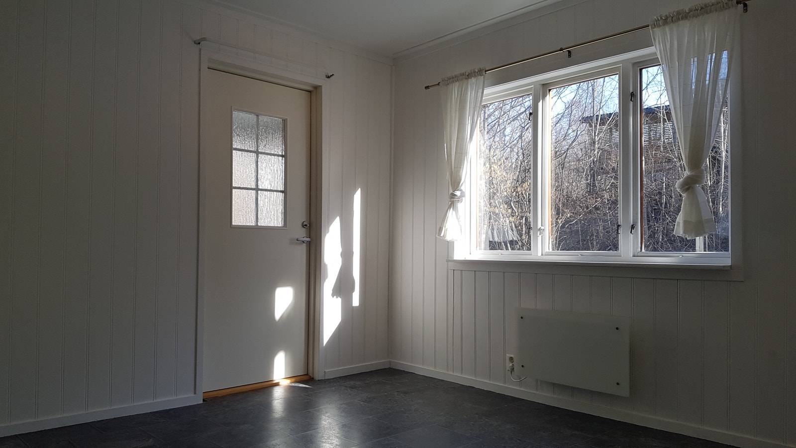 Søverom og utgang til terasse/uteareal. Bilde tatt før maling av vegger. Galleribilde