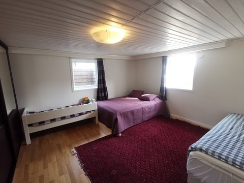 Stue m/ store garderobeskap kan brukes som soverom. Galleribilde