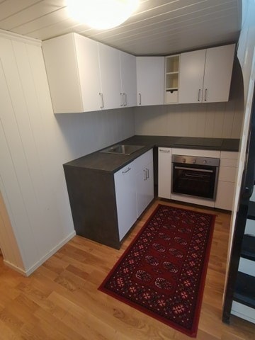 Kjøkken 1 som inkluderer kjøleskap med fryser, som ikke er inkludert på bildet. Galleribilde