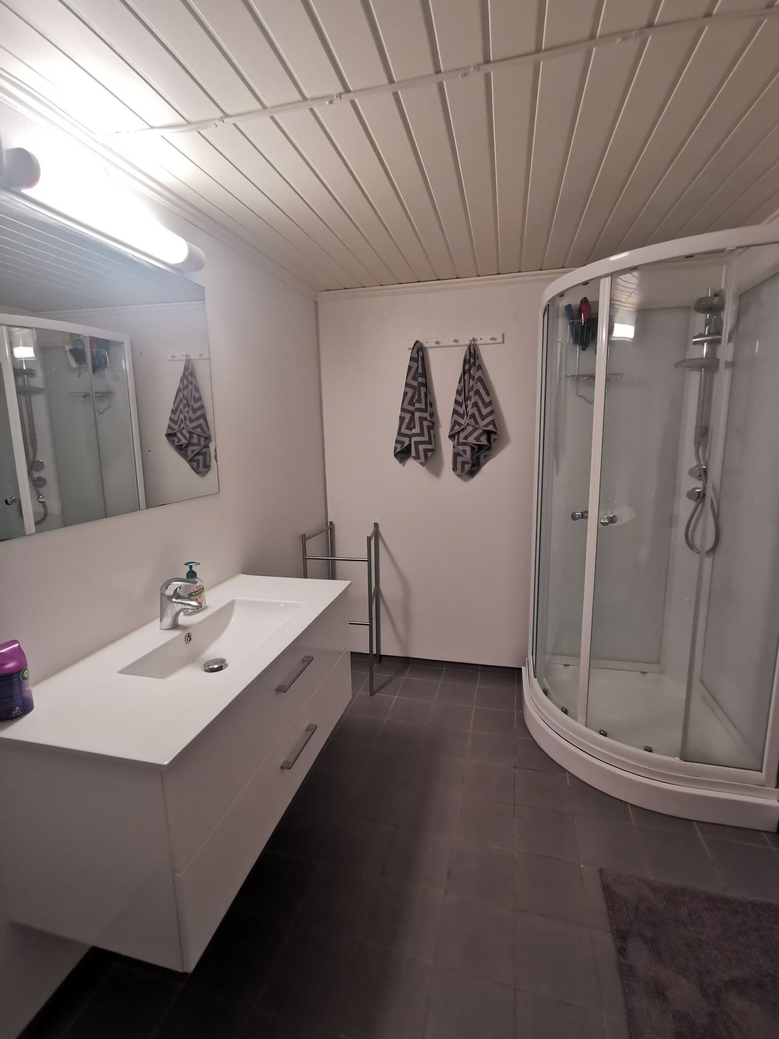 Bad med varmekabler. Galleribilde