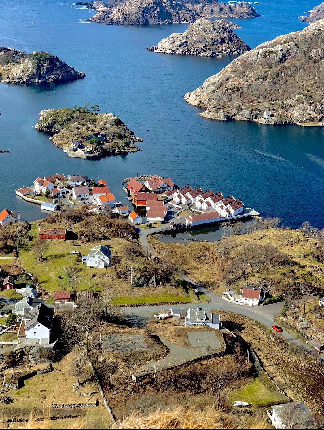 Utsikt fra Hågåsen. To eiendommer planert ferdig
med grus nederst i bildet på en høyde, med privat vei opp mellom tomtene, er Fidjeveien 17B og 17C.
Hva med plen og badminton eller en runde med krokket med familien i fremtiden her? Galleribilde