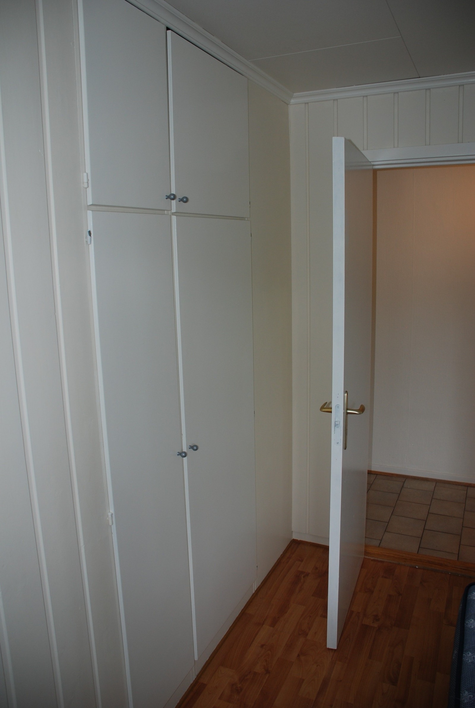 Skap på soverom + skap i gang utenfor Galleribilde