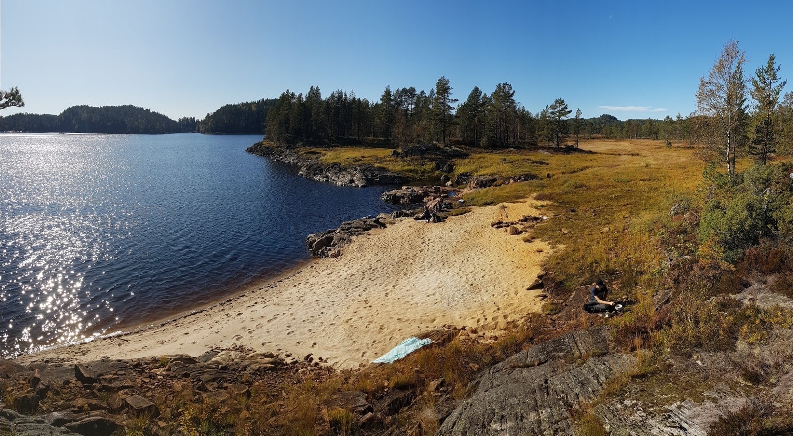Sandstrand og badevann i vakre omgivelser Galleribilde