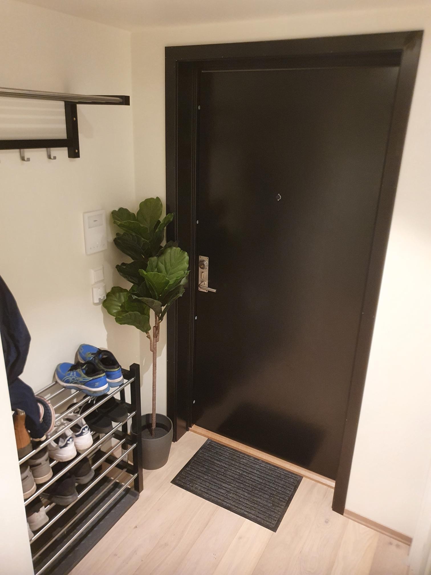 Gang med jakkehenger og skohyller. Galleribilde