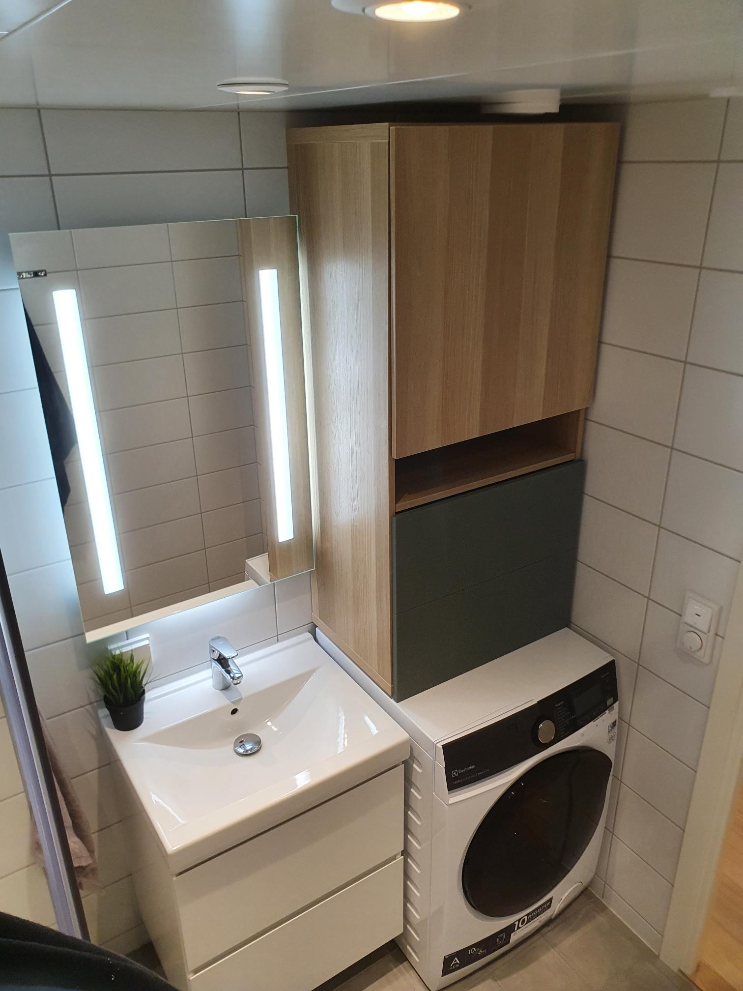 Bad. Skap og skuffer. Kombinert vaskemaskin/tørketrommel. Galleribilde