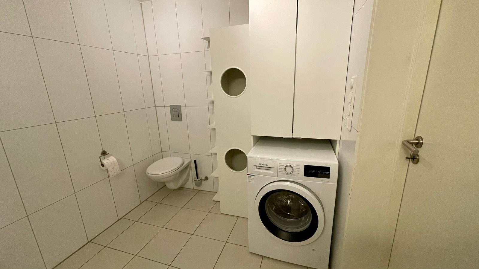Toalett og vaskemaskin på bad Galleribilde