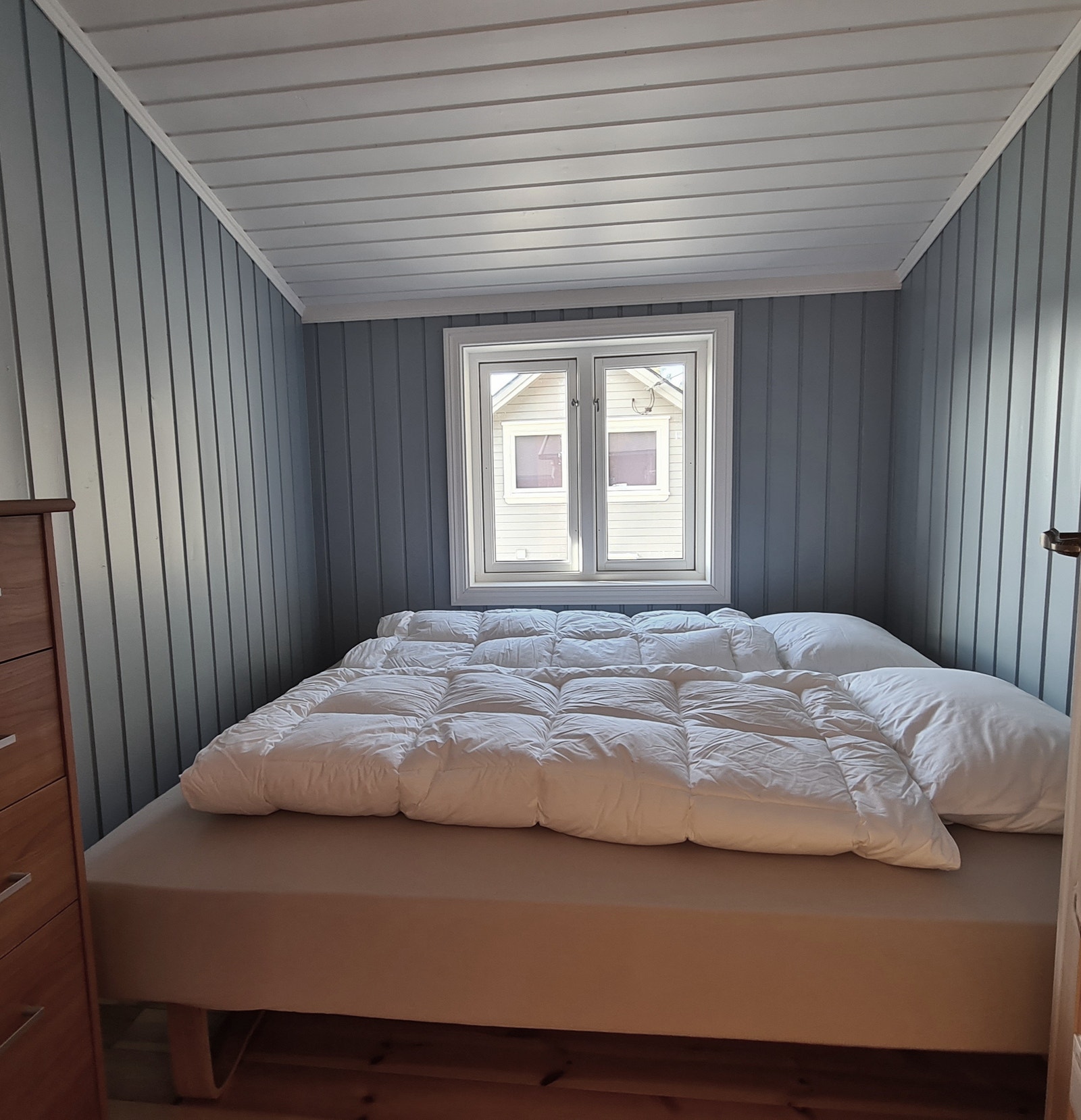 Soverom nr 2, oppe. 2 senger 90 cm brede. Liten kommode. Lite rom. Galleribilde