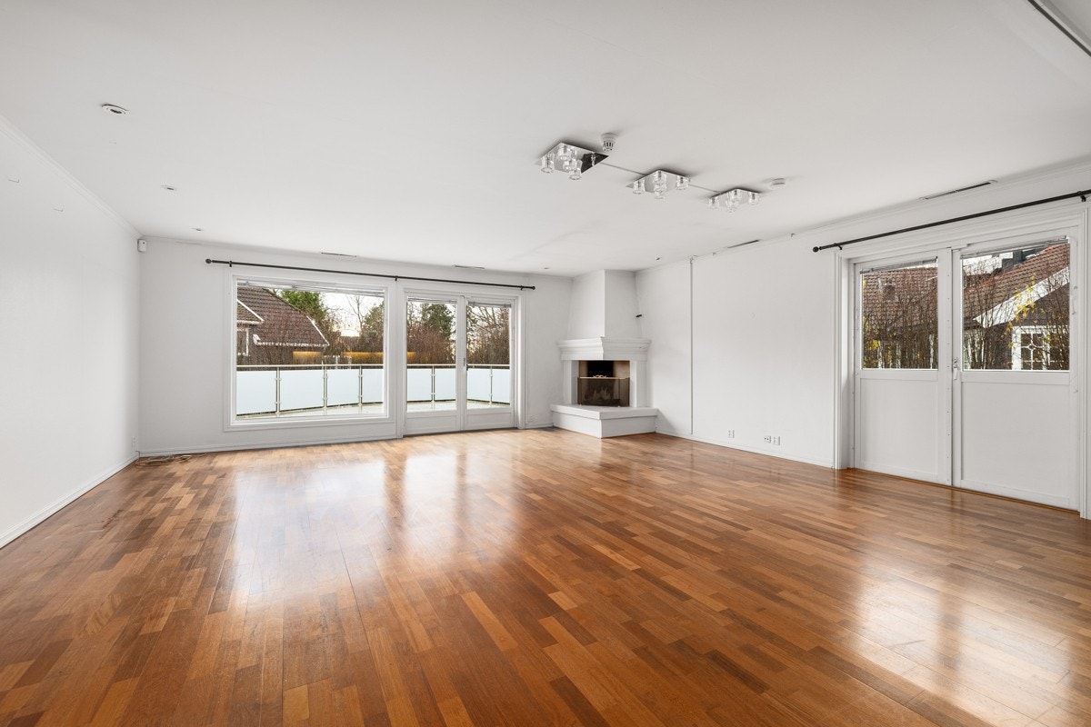 Stue med peis og utgang til terrasse Galleribilde