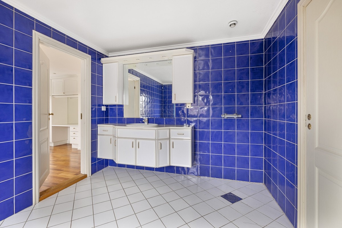 Stort flislagt baderom Galleribilde