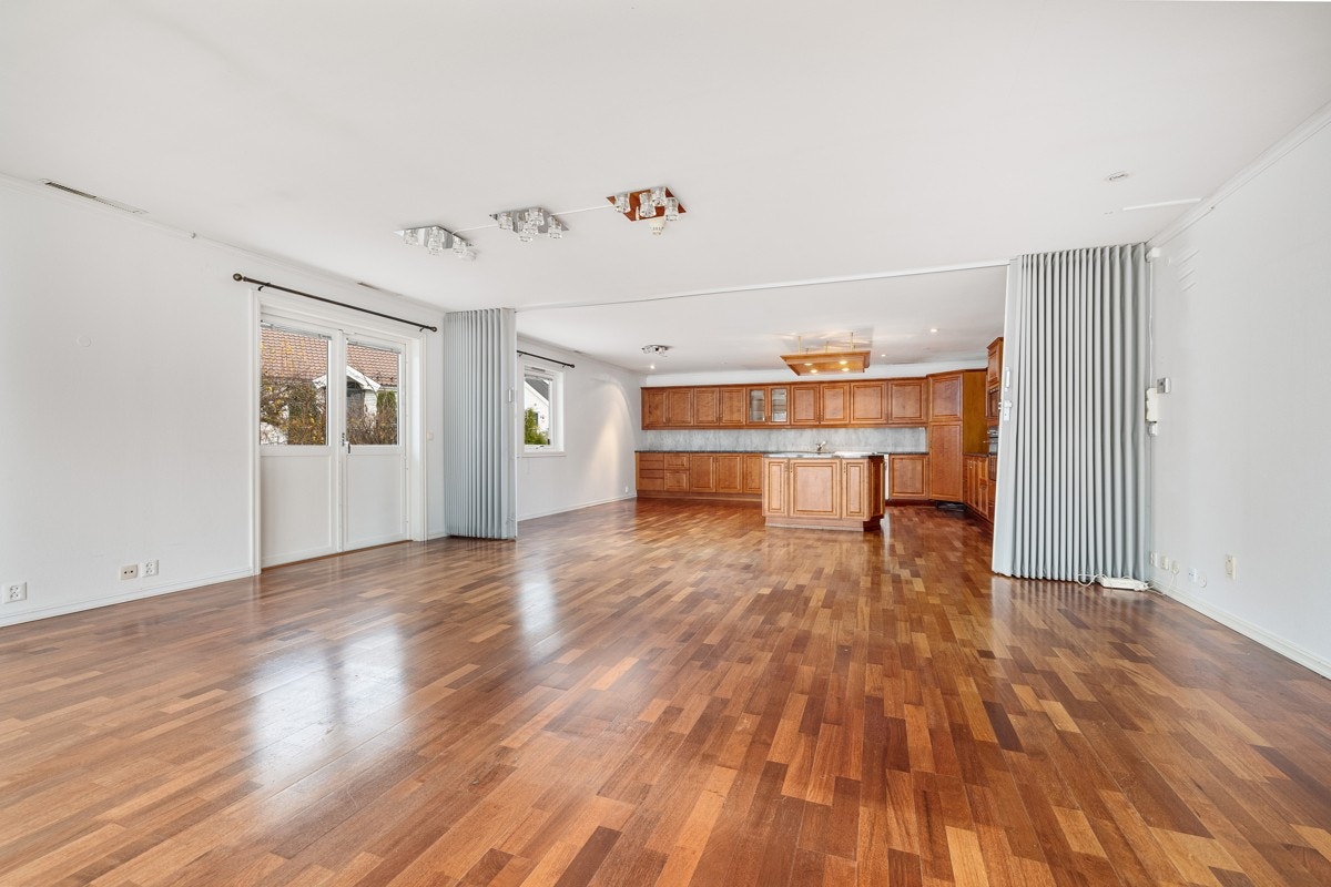 Stue med peis og utgang til terrasse Galleribilde