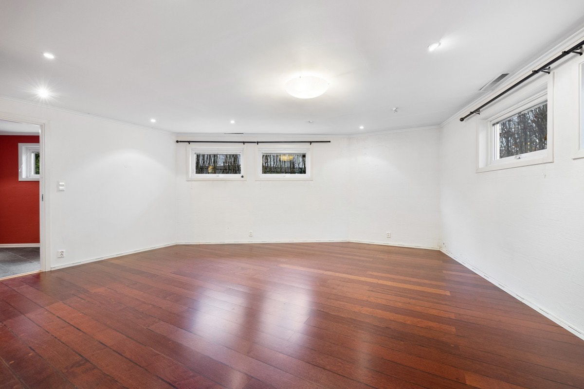 Stort lagringsrom i kjeller. Egen inngang sees til venstre Galleribilde