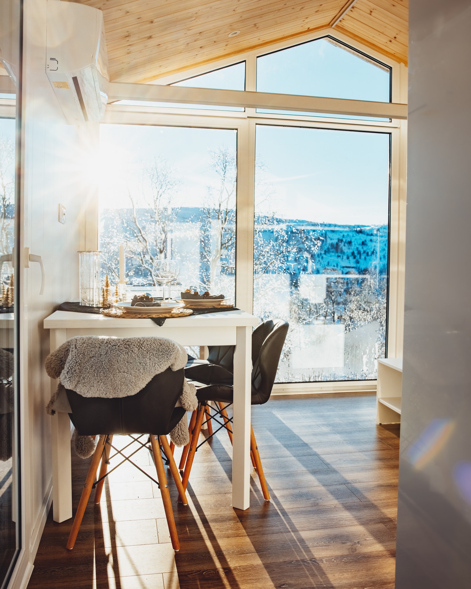 Hytten har spisebord med stoler til fire personer. Galleribilde