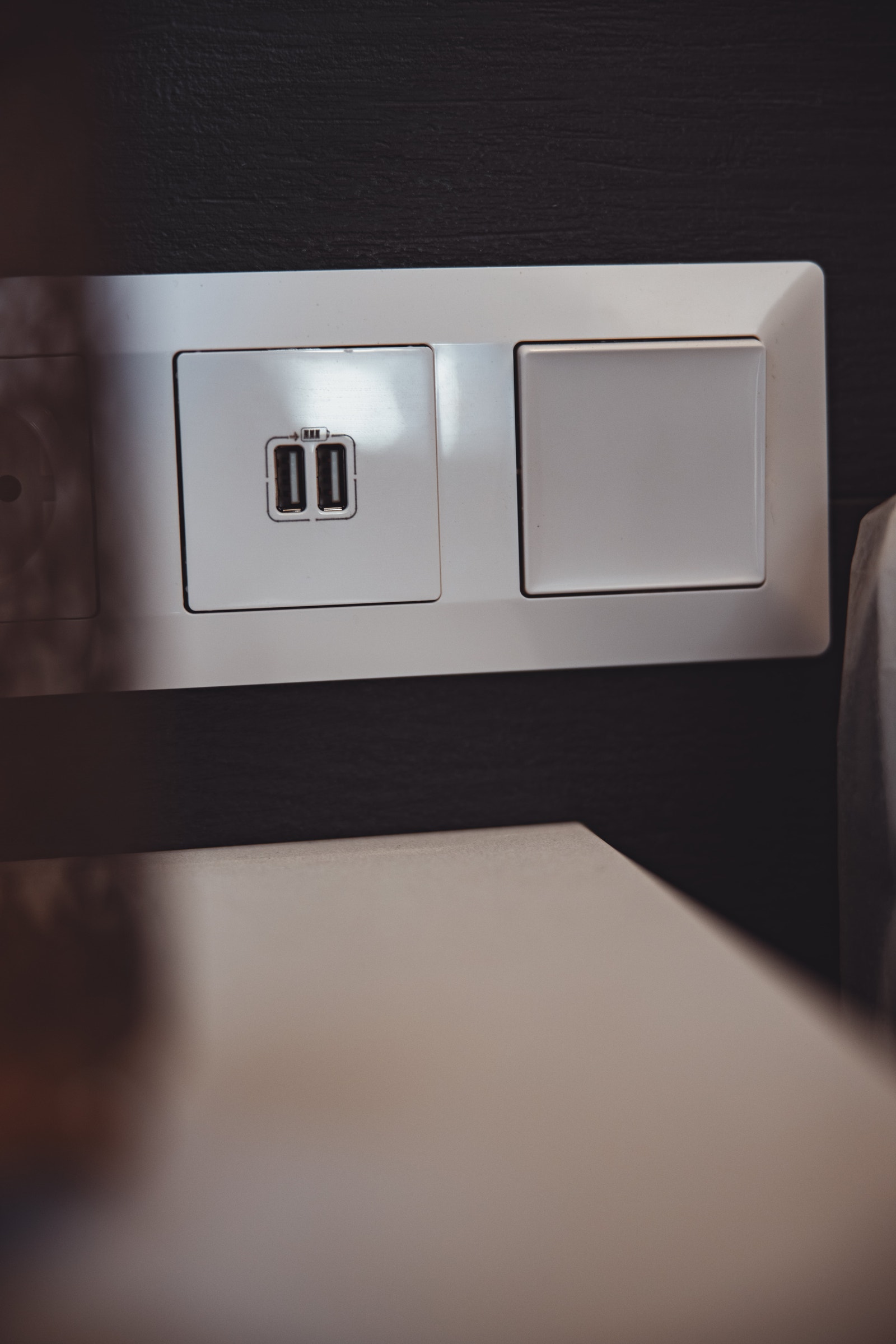 USB utganger på strategiske steder i hytten. Unngå ledningskaos. Galleribilde