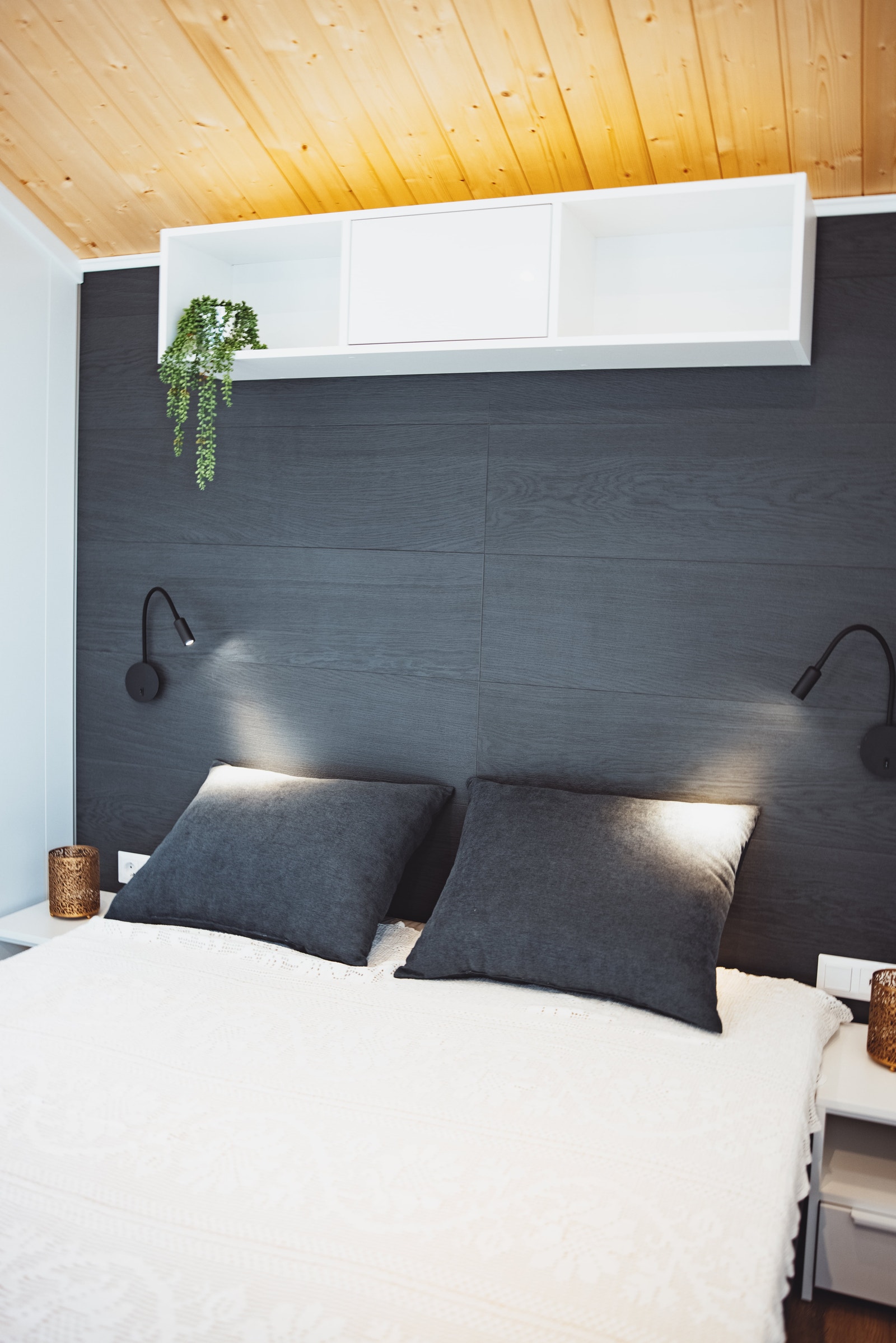 Hovedsoverommet er utstyrt med dobbeltseng. Skap over sengen og nattbord ved sidene. Galleribilde