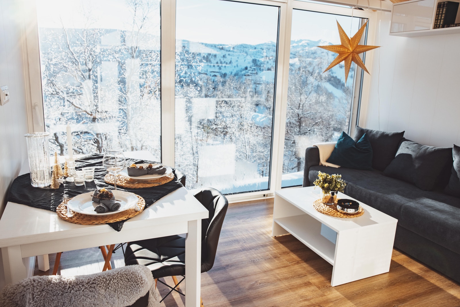 Slapp av i sofaen med en kaffe etter middagen. Sofa kan gjøres om til ekstra sengeplasser. Galleribilde