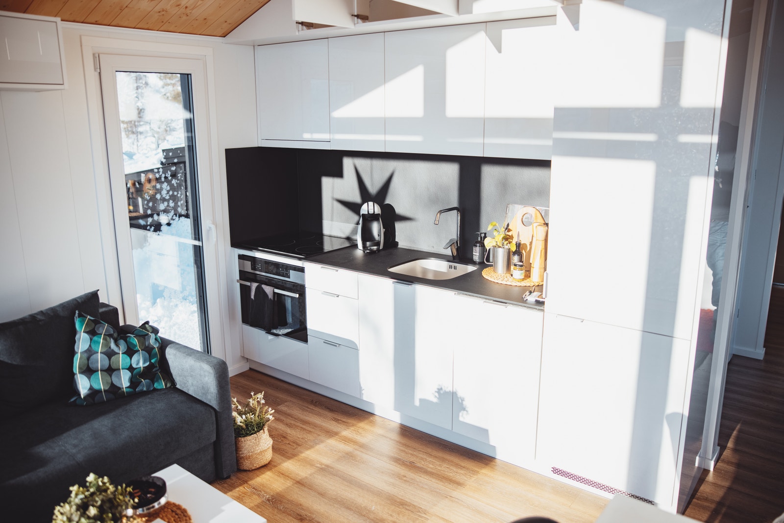 Kjøkkenet i hvit høyglans er utstyrt med alle moderne hvitevarer som induksjonstopp, oppvaskmaskin, kjøl/frys, avtrekksvifte, stek/mikro osv. Galleribilde