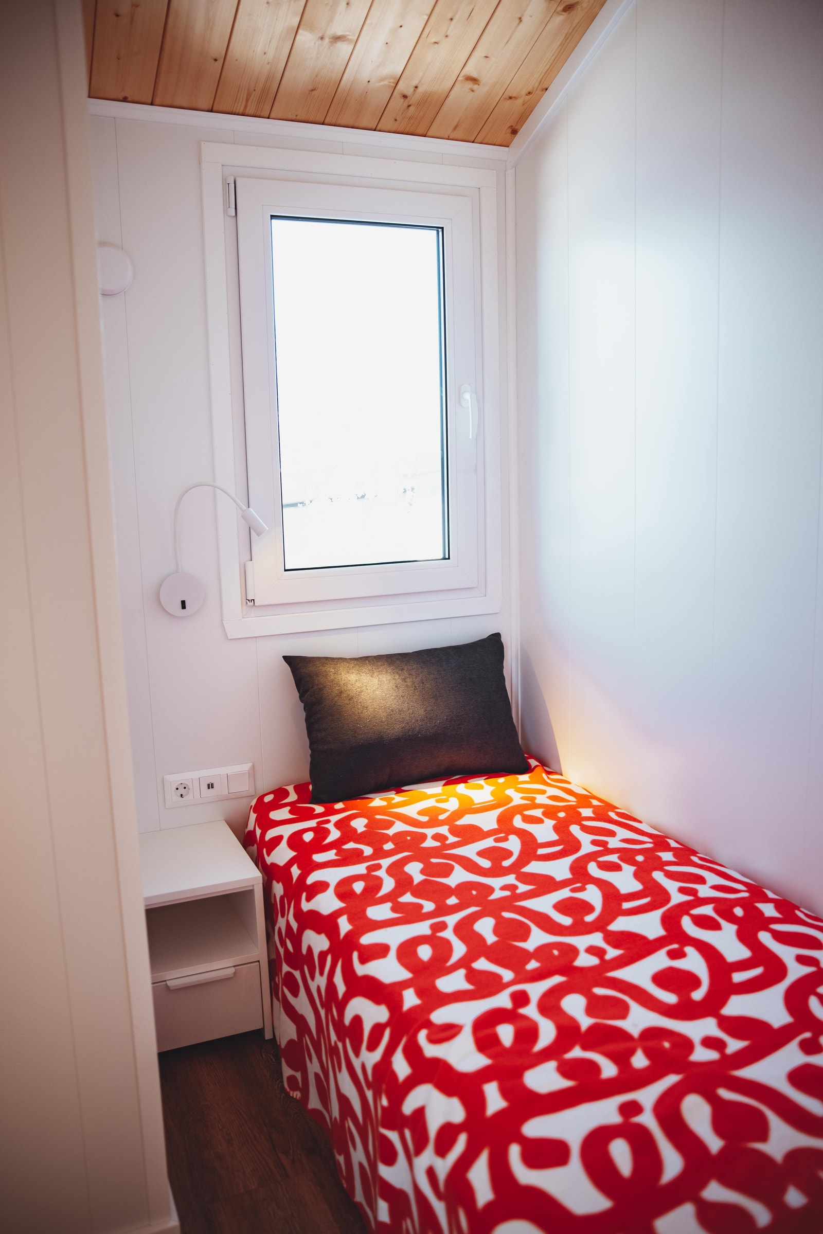 En liten titt inn på det minste soverommet som har enkeltseng. Galleribilde