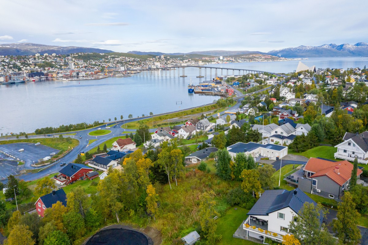 Fra tomten er det panoramautsikt over Tromsøysundet