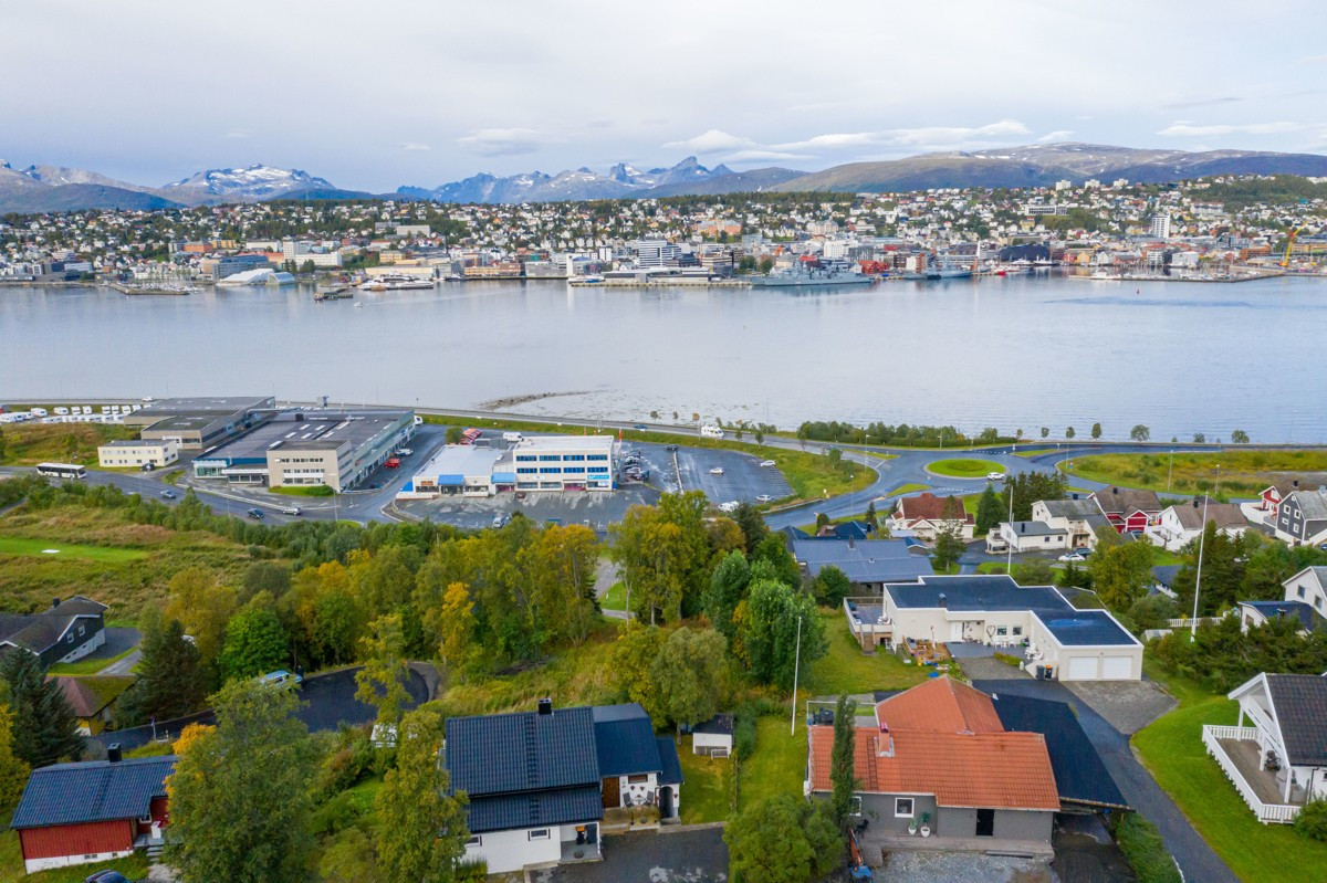 Amfi Pyramiden kjøpesenter med diverse servicetilbud ligger i gangavstand fra tomten