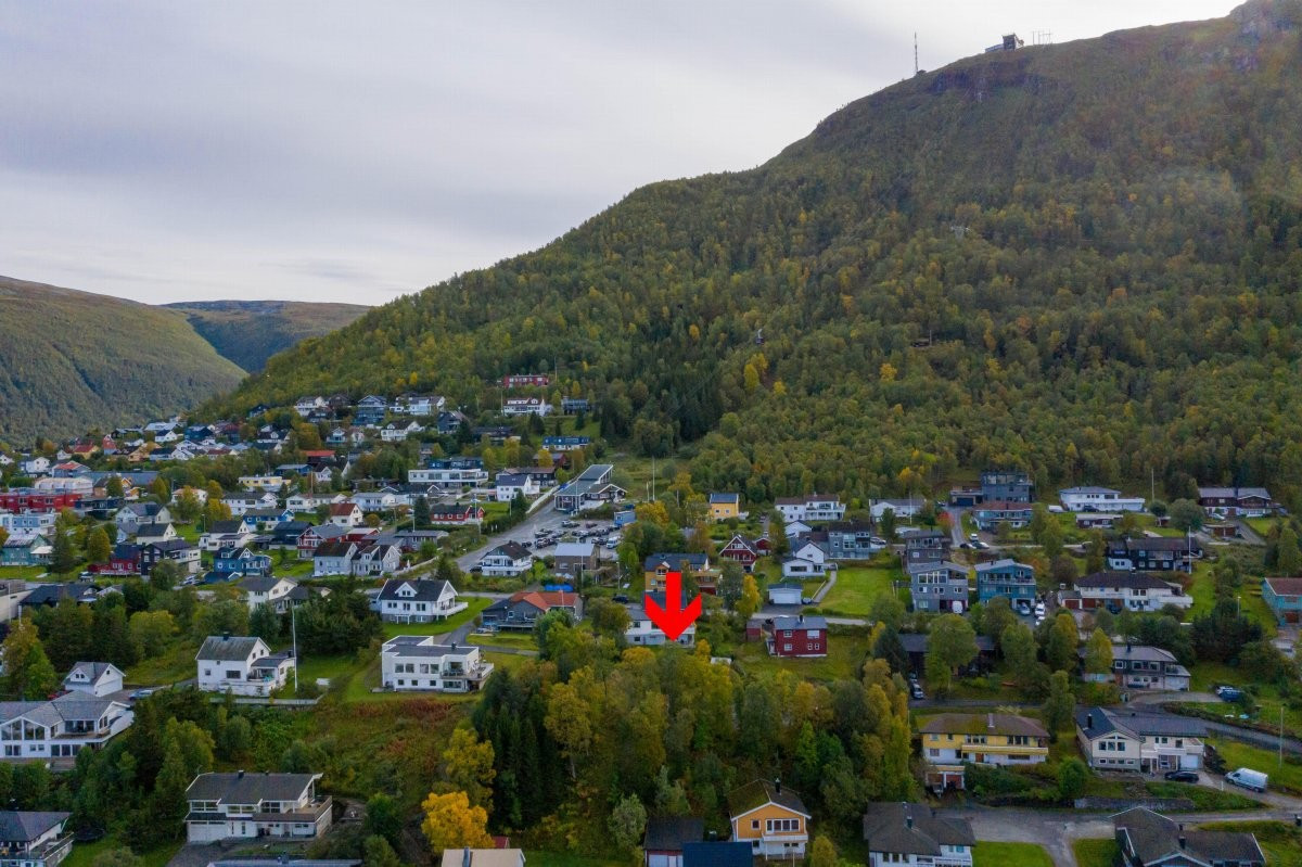 Fine turmuligheter i området med mulighet for å ta Fjellheisen eller gå Sherpatrappa til Fløya (Rød pil viser omtrentlig hvor tomten ligger)
