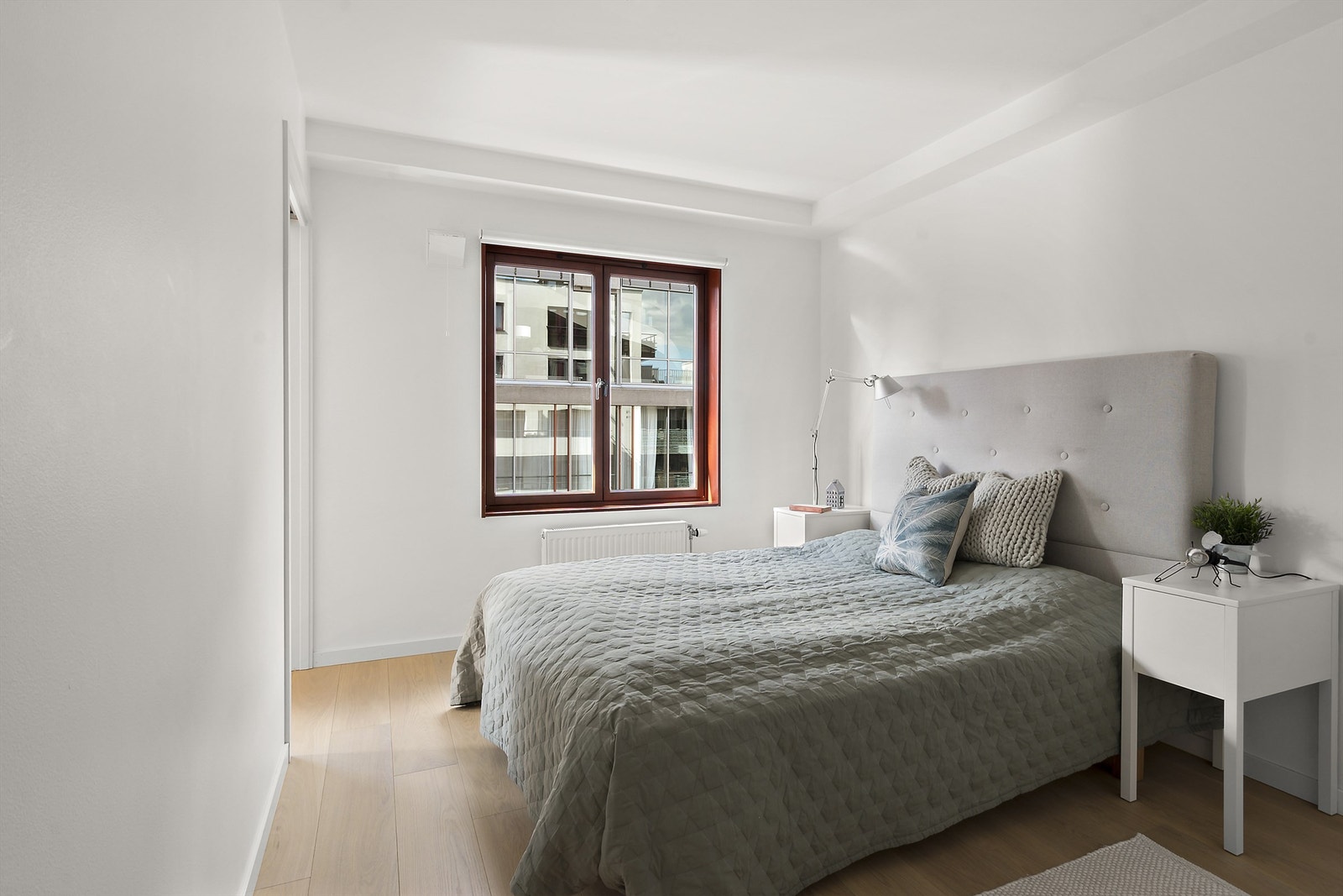 Romslig hovedsoverom med walk-in closet. Galleribilde