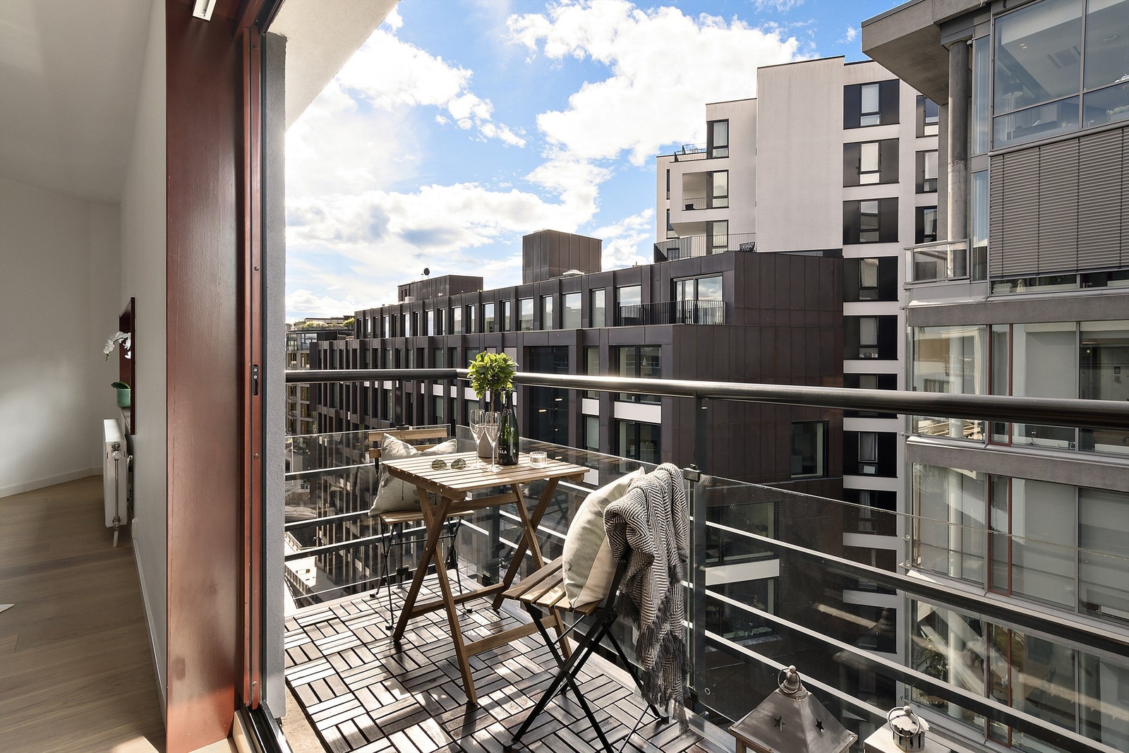Balkong med gode solforhold og fint utsyn utover Tjuvholmen og mot kanalen og Aker Brygge. Foldedører ut mot balkongen åpner opp stuen og gir den et luftig preg. Galleribilde
