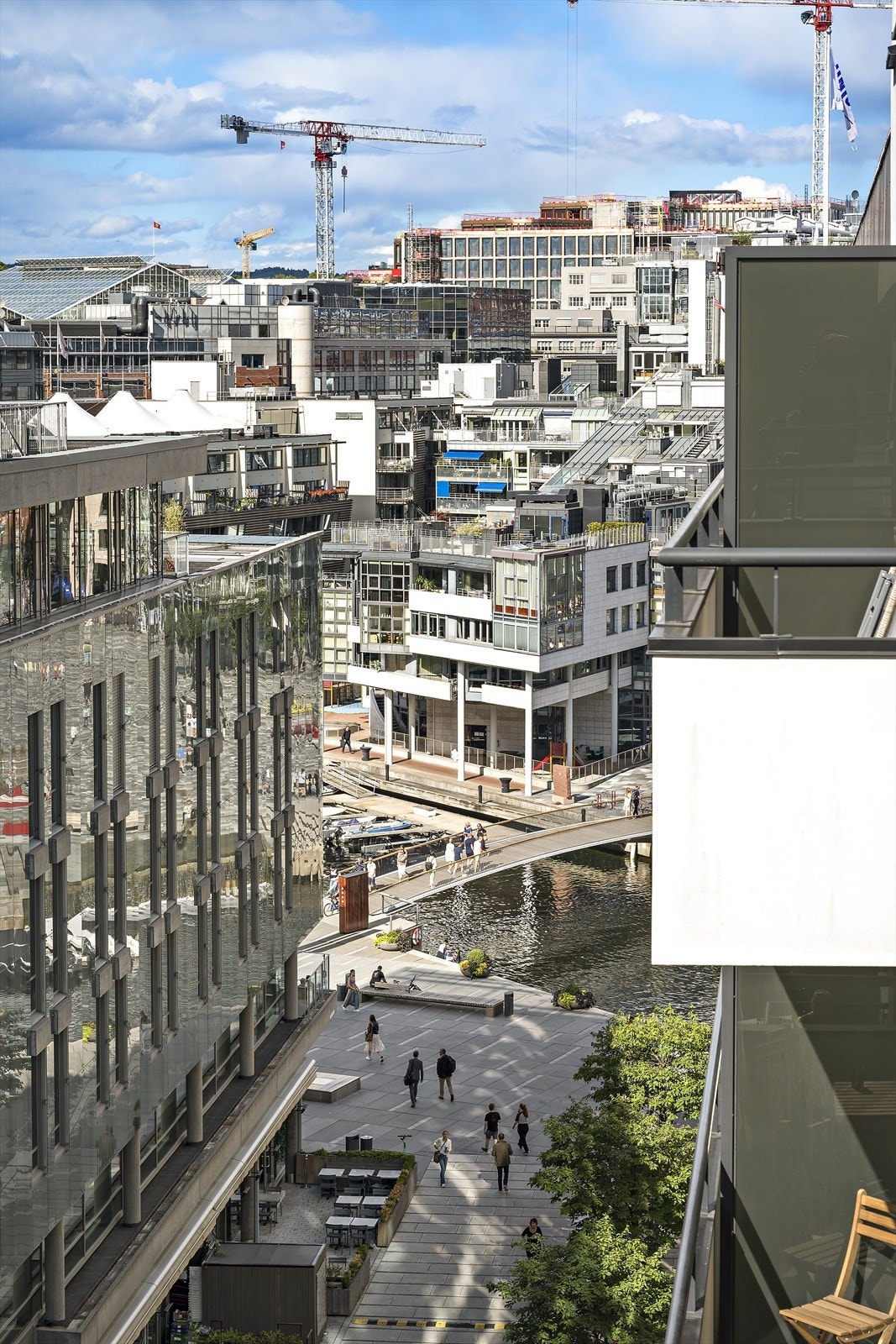 Balkong med gode solforhold og fint utsyn utover Tjuvholmen og mot kanalen og Aker Brygge. Galleribilde